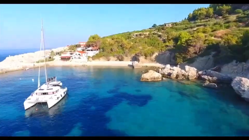 Lagoon 42 in einer Bucht bei Zaraće auf Hvar
