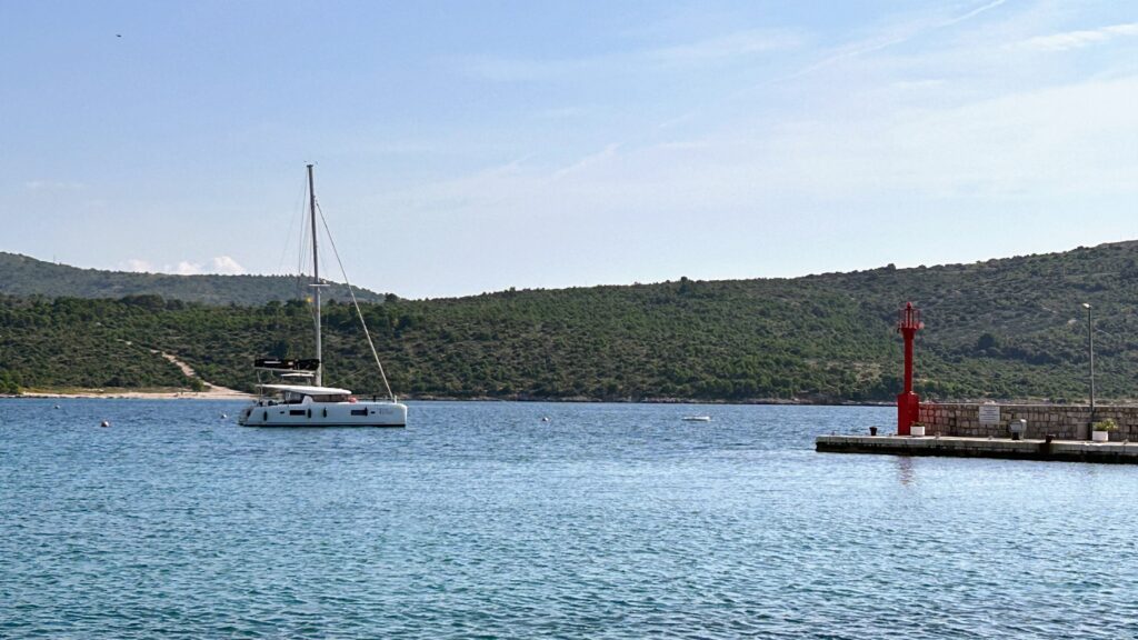 Lagoon 42 vor Primošten Lagoon 42 vor Primošten beim Segeltörn mit Freunden in Kroatien