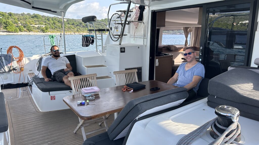 Leben an Bord des Lagoon 42 Entspanntes Leben an Bord eines Lagoon 42 Katamarans während eines privaten Segeltörns in Kroatien