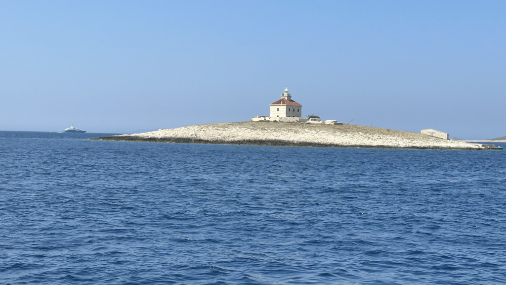 Leuchtturm an der Küste von Hvar