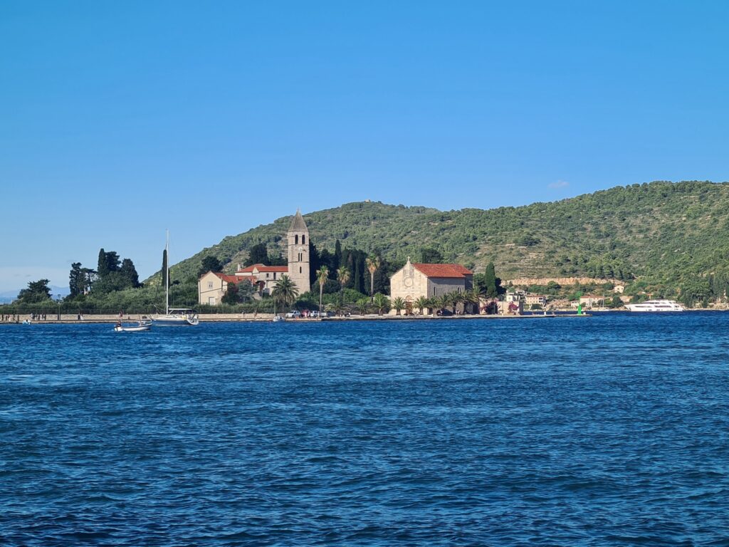 Historisches Kloster in der Stadt Vis beim Besuch der kroatischen Insel Vis