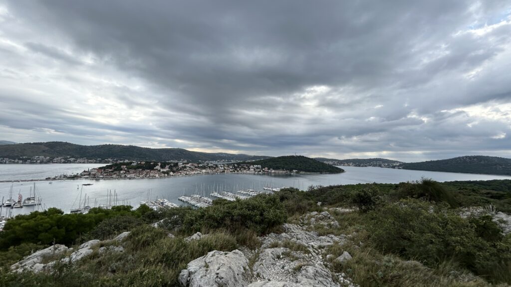 Panoramablick über Rogoznica Panoramablick über Rogoznica an der dalmatinischen Küste zu Beginn eines Segeltörns in Kroatien