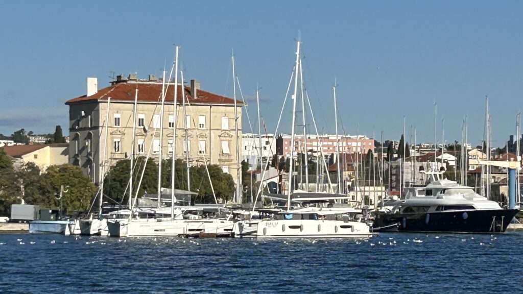 Hafen und Altstadt von Zadar Hafen von Zadar beim Segeltörn in der Kvarner Bucht