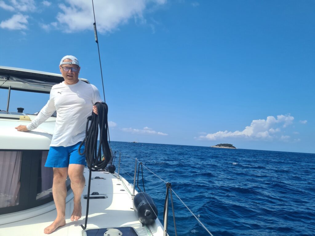 Die Crew bereitet das Anlegen des Katamarans Lagoon 42 in einem kroatischen Hafen vor