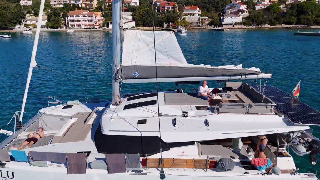 Erholung an Bord der Elba 45 Entspannen an Bord eines Elba-45-Katamarans beim Segelurlaub in Kroatien