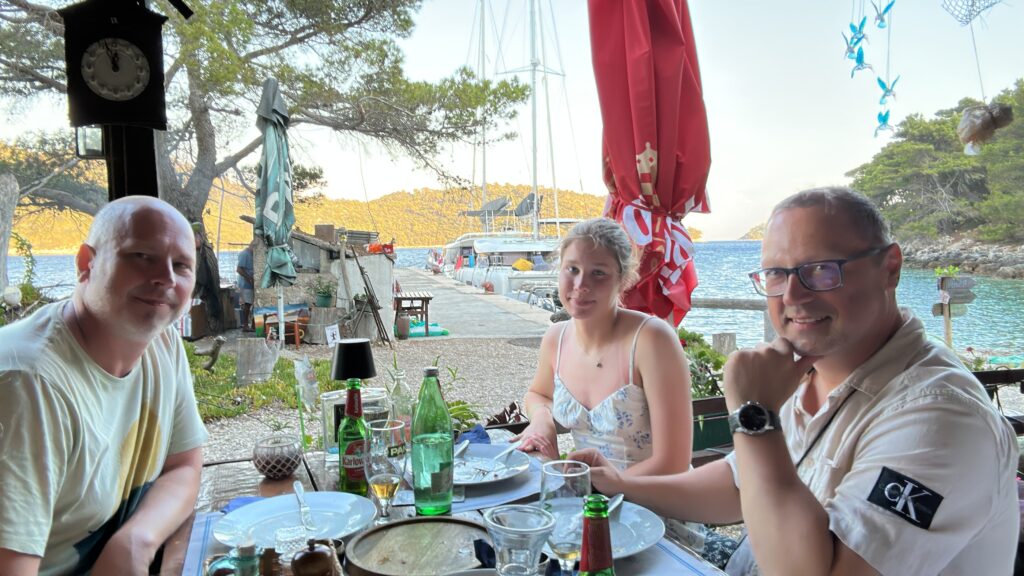 Restaurant auf der Insel Mrčara während eines Katamaran-Törns durch Süddalmatien