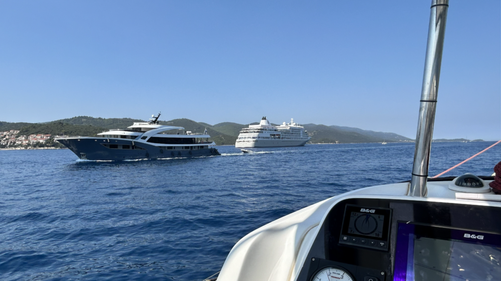 Schiffe im Kanal bei Korčula