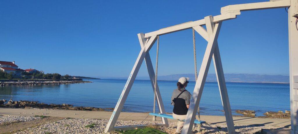 Strand auf der autofreien Insel Silba Ruhiger Strand auf Silba während eines Segelurlaubs in der kroatischen Adria