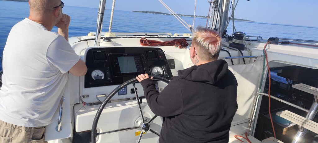 Skippertraining auf dem Katamaran Grundlagen des Skippertrainings am Steuer eines Katamarans auf der Adria