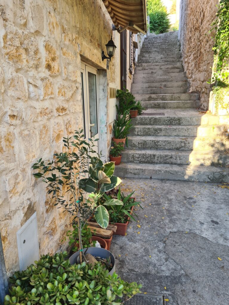 Steinerne Treppen in der Altstadt von Vis beim Besuch der Insel Vis