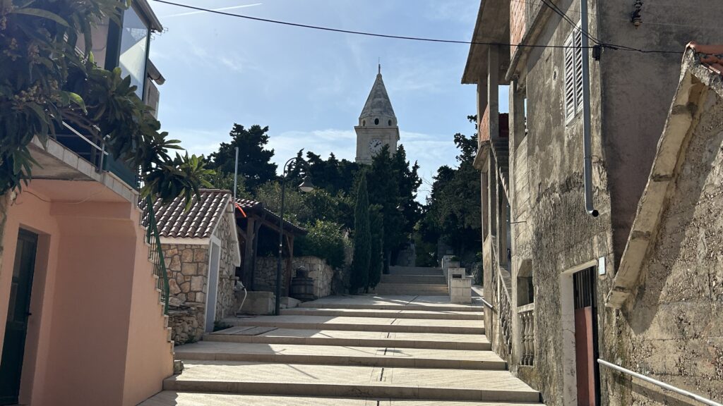 Aufstieg zur Kirche in Primošten Steintreppe zur Kirche des heiligen Georg in Primošten während eines Landgangs in Dalmatien