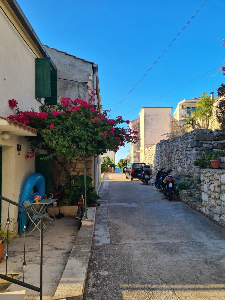 Schmale Gassen in der Altstadt von Vis auf der kroatischen Insel Vis