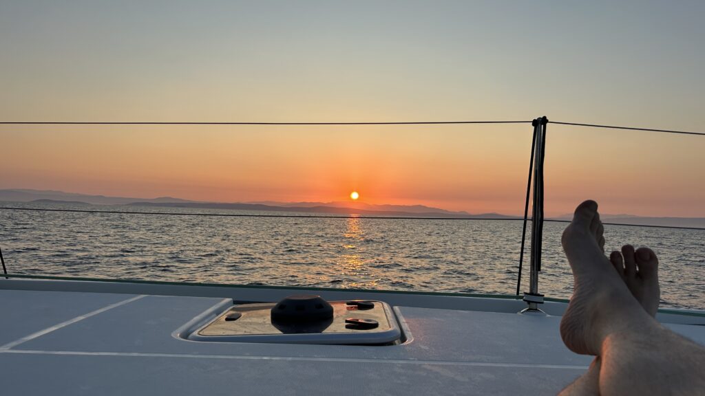 Sonnenaufgang hinter Brač beim Familien-Segeltörn in Kroatien