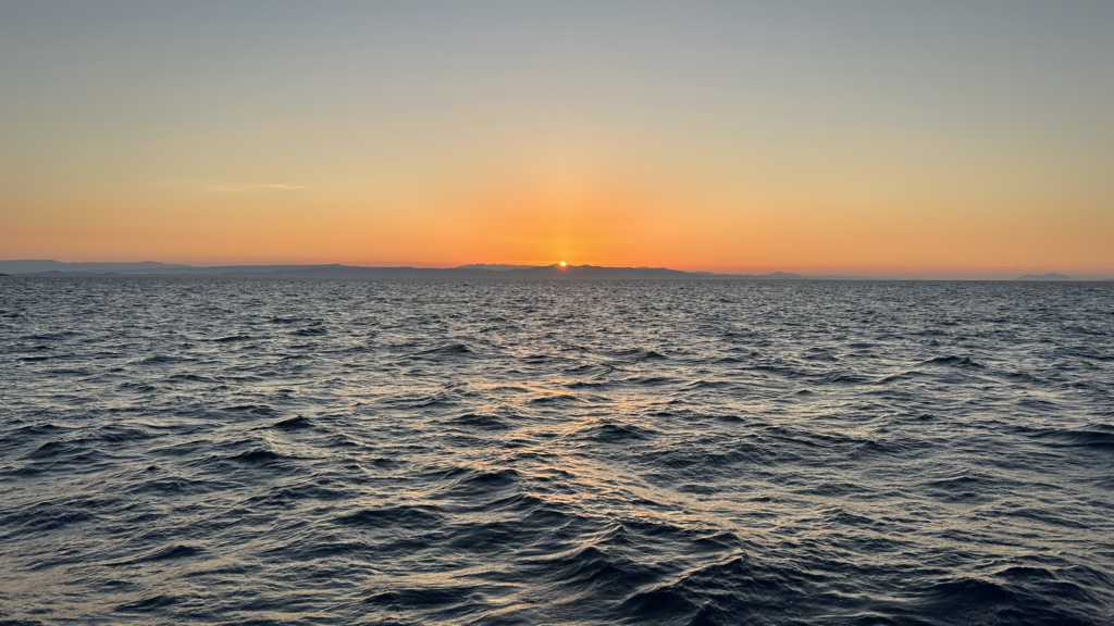 Familien-Segelurlaub in Kroatien mit Sonnenaufgang hinter Brač im Sommer 2024