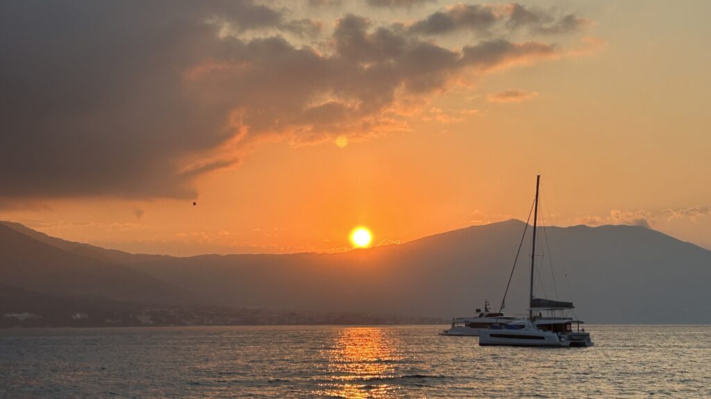 Sonnenaufgang im Hafen von Korčula während eines Segelurlaubs in Kroatien
