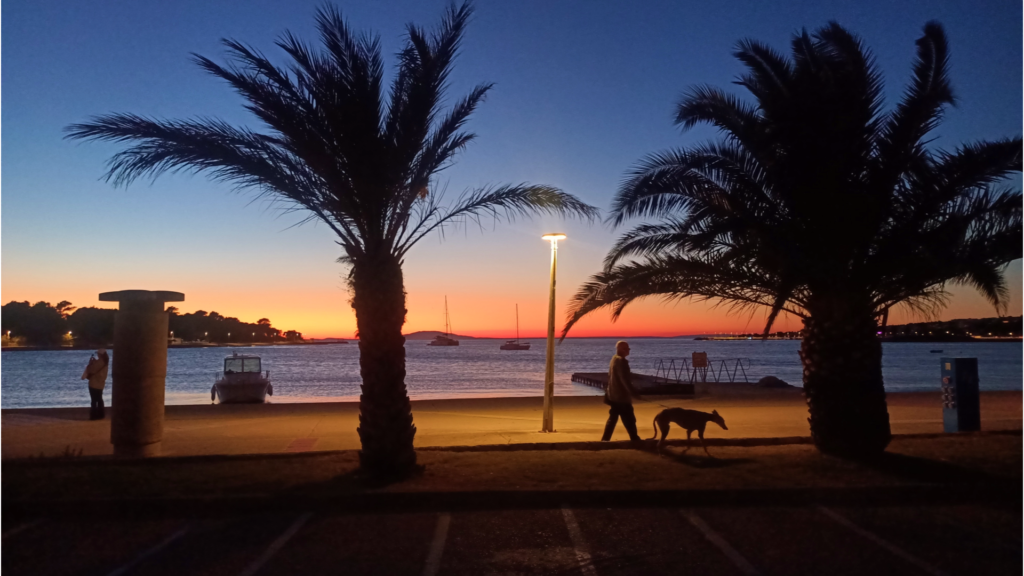 Abendstimmung in Novalja auf Pag Sonnenuntergang in Novalja auf der Insel Pag bei einem Segelurlaub in Kroatien