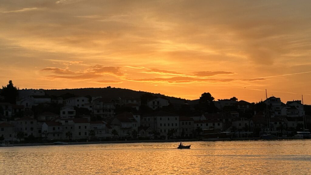 Sonnenuntergang über Rogoznica Farbenreicher Sonnenuntergang über Rogoznica während eines Segeltörns an der kroatischen Küste