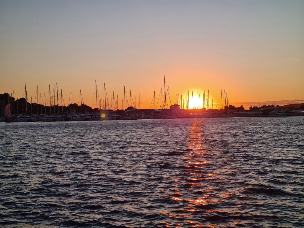 Sonnenuntergang über dem Hafen von Rogoznica während eines Katamaran-Törns durch Kroatien