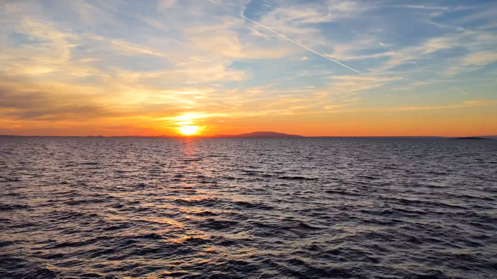 Abendstimmung in der Bucht Jurevica Sonnenuntergang in der Uvala Jurevica bei einem Katamaran-Segelurlaub in Kroatien
