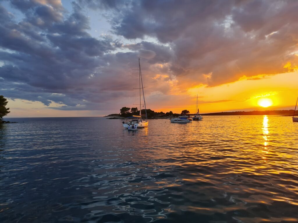 Sonnenuntergang über der Bucht von Vela Luka auf der Insel Korčula