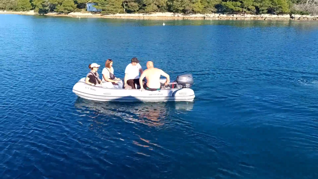 Mit dem Beiboot vom Katamaran nach Silba Fahrt mit dem Beiboot zur Insel Silba während eines Segeltörns in Kroatien