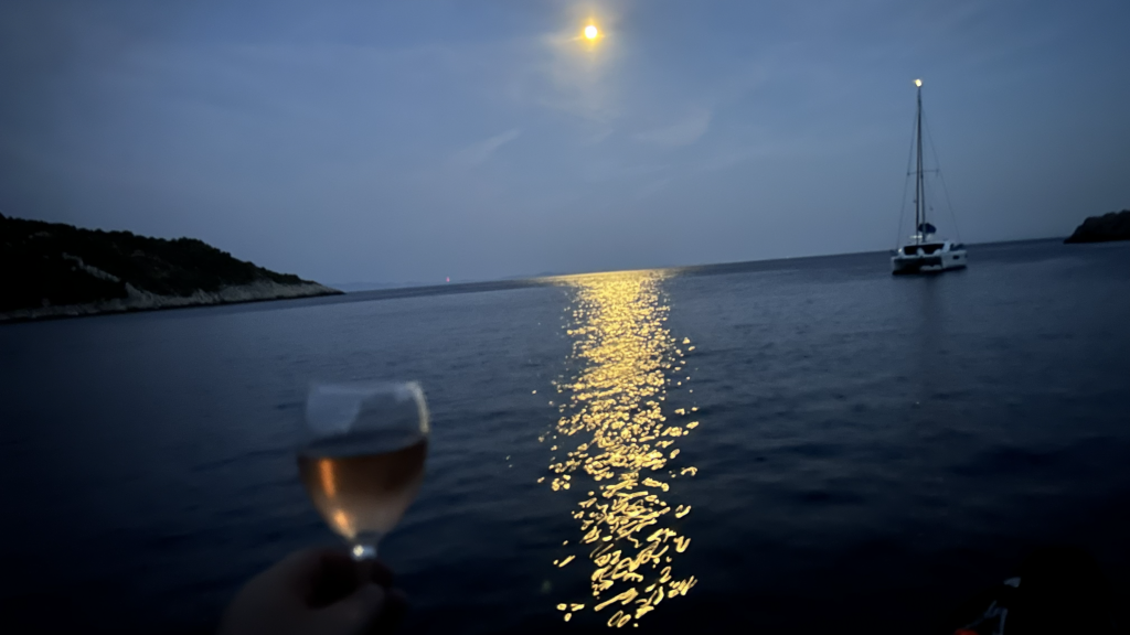 Bucht Tatinja auf Šolta bei Nacht