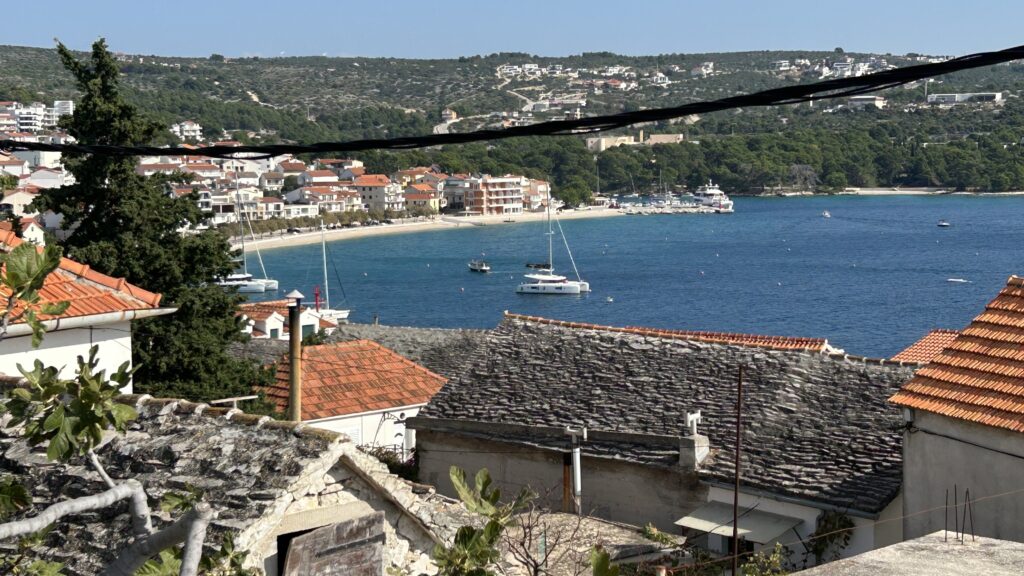Aussicht über die Bucht von Primošten Aussicht von Primošten auf die Bucht und das Adriatische Meer während eines Segelurlaubs in Kroatien