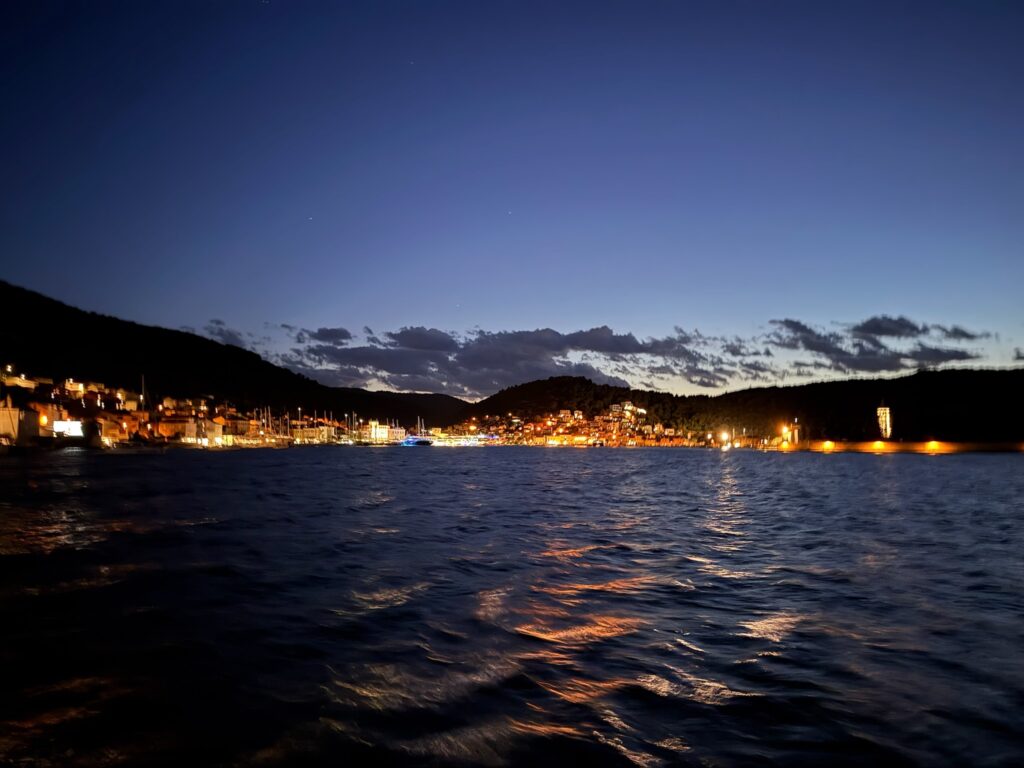 Nächtlicher Blick auf die Stadt Vis während eines Segelurlaubs in Kroatien
