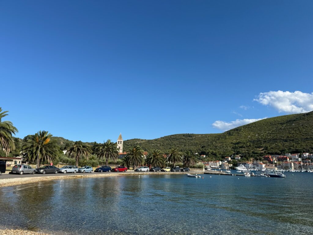 Hafen der Stadt Vis während eines Katamaran-Törns zu den kroatischen Inseln