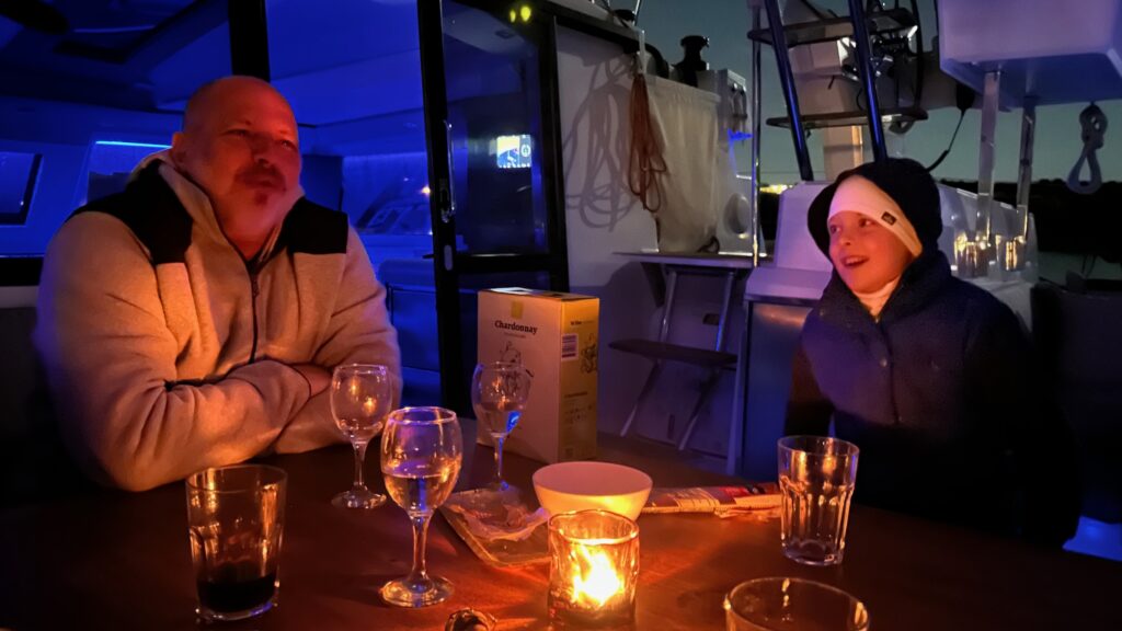 Abend an Bord vor Primošten während des Familien-Segelurlaubs