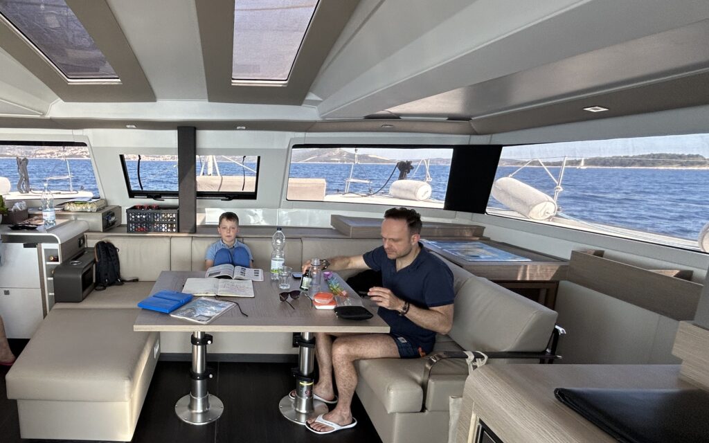 Leben an Bord der Elba 45 beim Segelurlaub mit Familie in Kroatien